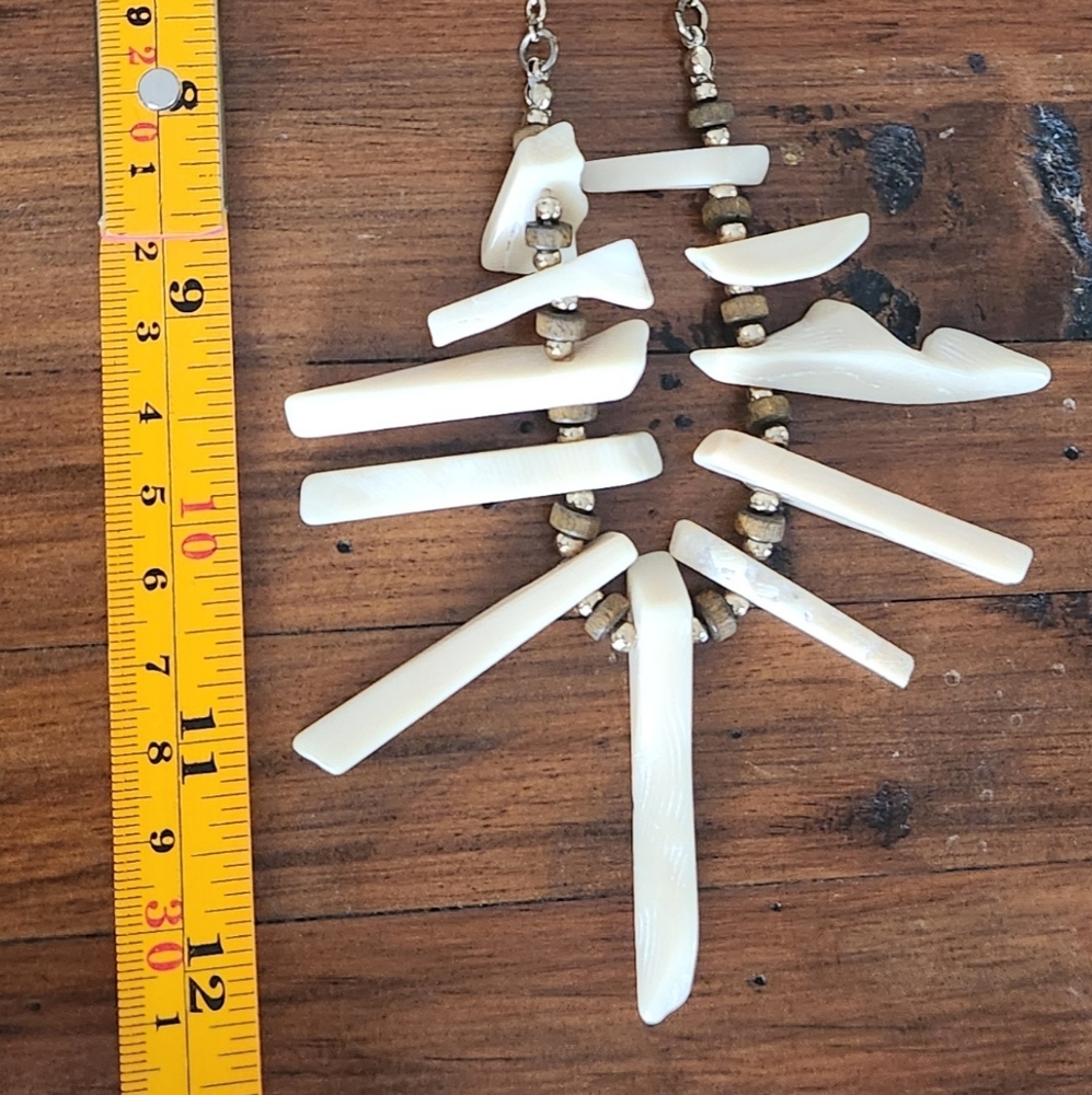 Elegant Cream Necklace with Gold Accents Shell Bone - Picture 6 of 7